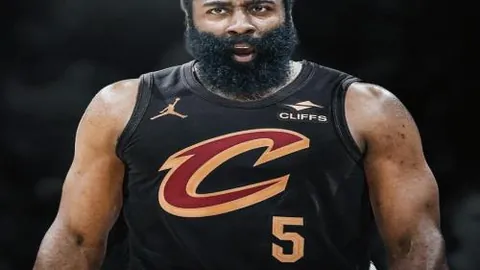 福克斯兄弟光芒四射，客场险胜国王队